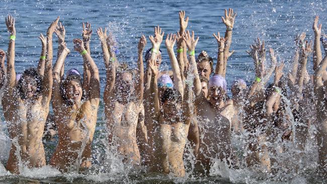 L’attribut alt de cette image est vide, son nom de fichier est Swimmers.jpg.