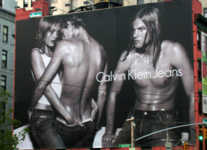 L’attribut alt de cette image est vide, son nom de fichier est Calvin-Klein-Jeans-300x218.jpg.